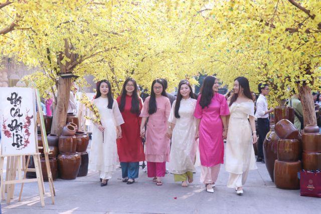 Vibrant blossoms bloom across the country to welcome Tết