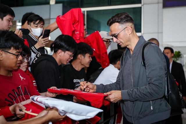 Two Manchester United legends land in Việt Nam