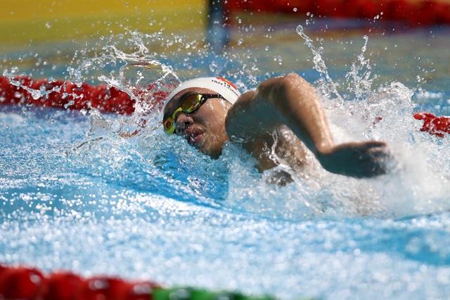 Hoàng makes a splash with golden double in India