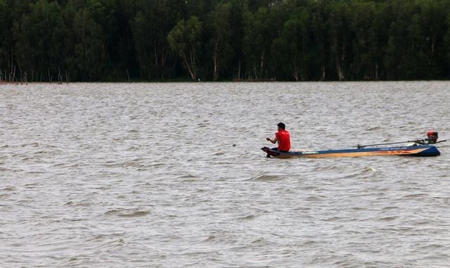 As floodwaters rise, border guards stand firm in An Giang