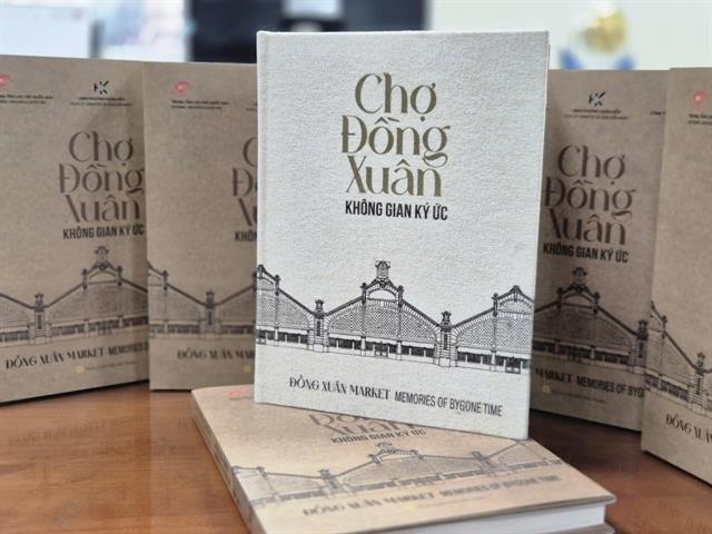 Book tells bygone memories of Hà Nộis iconic Đồng Xuân Market