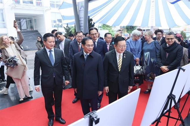 Photo exhibition chronicles Việt Nams 30-year ASEAN journey