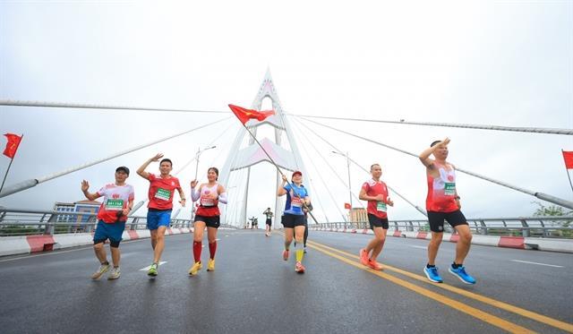 Thanh, Hoa defend titles at national Tiền Phong Marathon