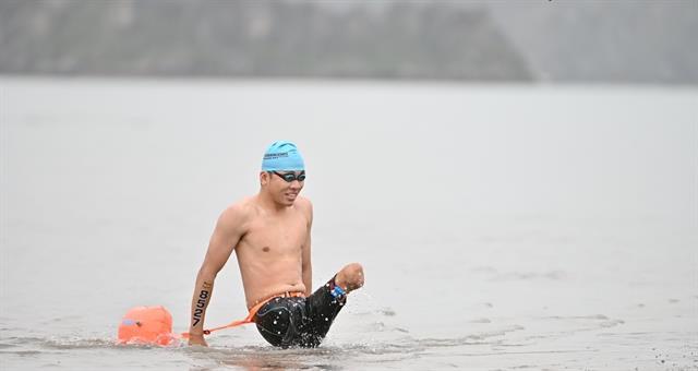 Disabled swimmer Hưng refuses to give up