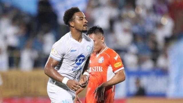Nam Định FC secure star striker Nguyễn Xuân Son with landmark contract