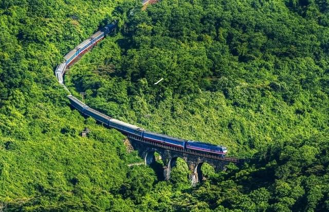 Việt Nams north-south railway named one of the worlds most incredible train journeys