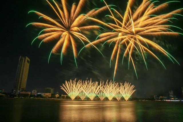 Portugal, UK light up the skies over Đà Nẵng