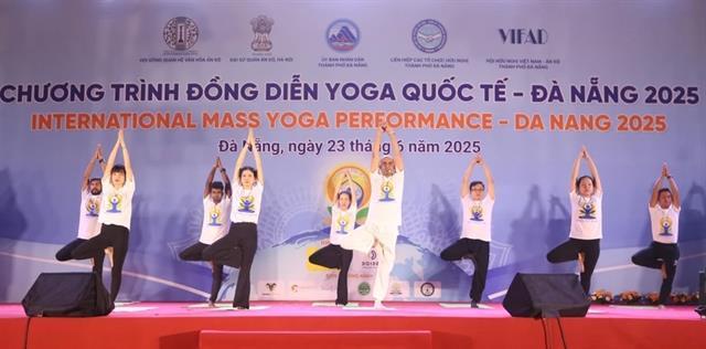 Đà Nẵng mass yoga event promotes unity, well-being