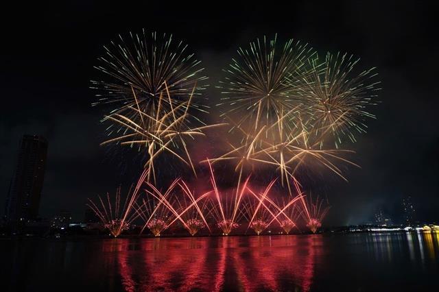 Việt Nam 2, Poland face off at fireworks festival

