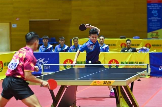 Đức overcomes challenges to be double-title champion