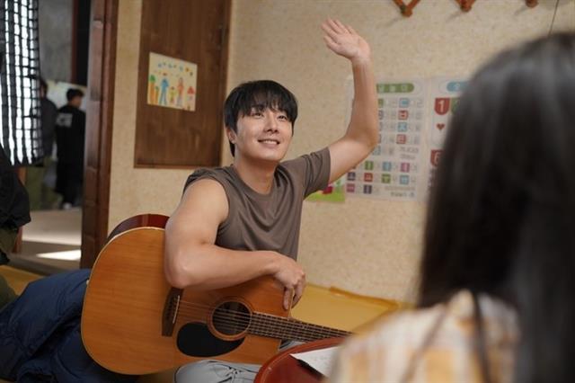 Celebrated South Korean actor returns to Việt Nam to promote new film