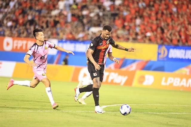 Ninh Bình kicks off with a storm to top of the table