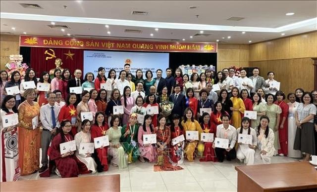 OV teachers actively preserve, promote Vietnamese language