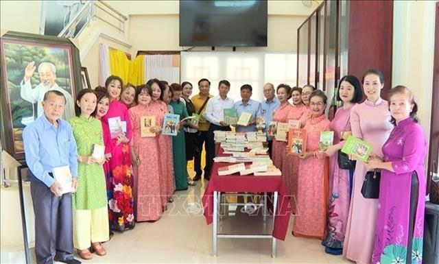 President Hồ Chí Minhs bookcase presented to relic site in Thailands Udon Thani