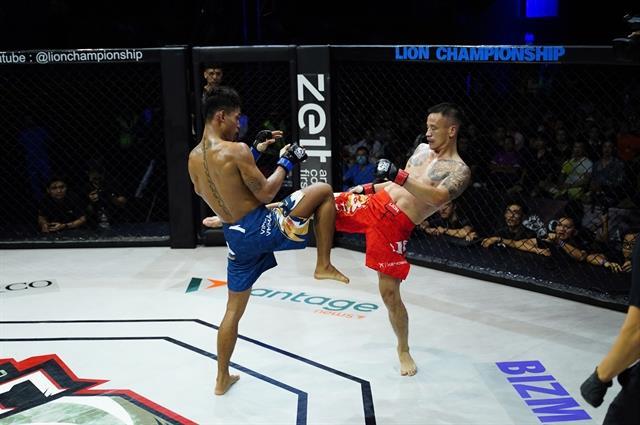 Muay Thai champion shows his strength at MMA fight

