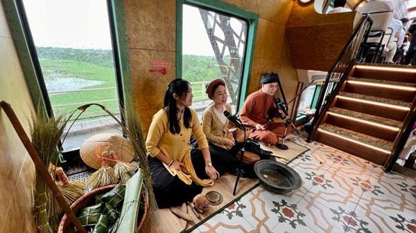 The Hanoi Train begins official operation, bringing tourists a novel travel experience